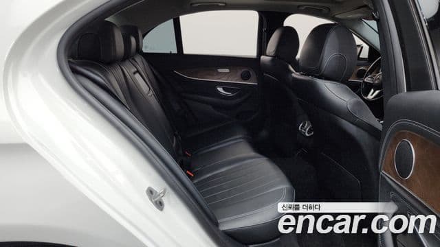 Mercedes-Benz E-Class 2020 — Фото 12/20