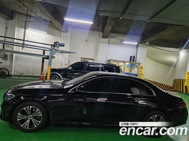 Mercedes-Benz E-Class 2025 — Photo 12/14