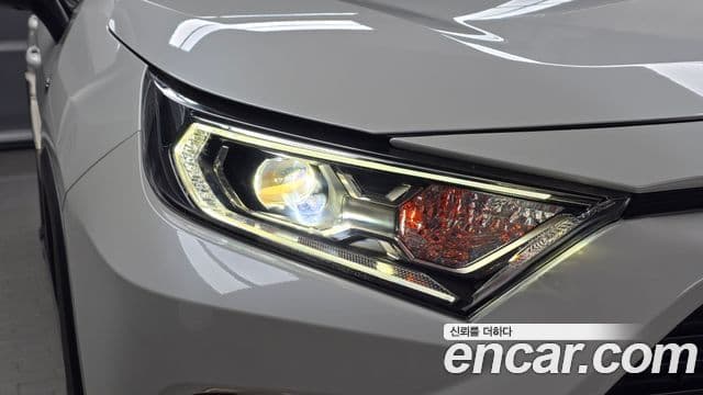 Toyota RAV4 2019 — Şəkil 28/30