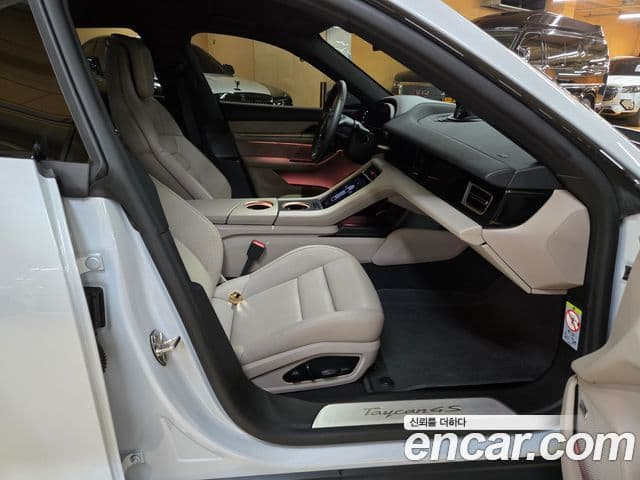 Porsche Taycan 2024 — ფოტო 8/20