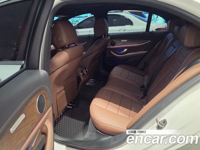 Mercedes-Benz E-Class 2023 — Şəkil 10/20