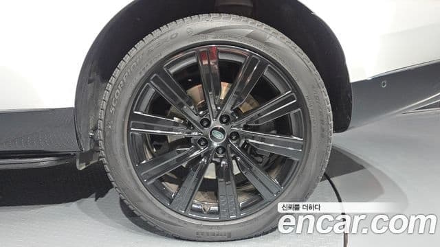 Land Rover Range Rover 2023 — Photo 35/37
