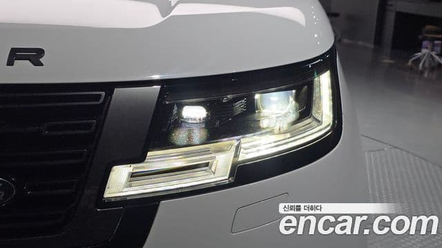 Land Rover Range Rover 2023 — Photo 28/37