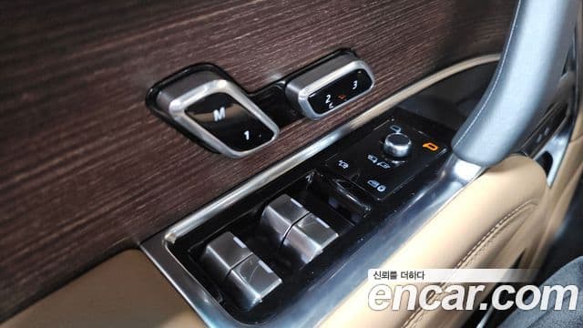 Land Rover Range Rover 2023 — Photo 27/37