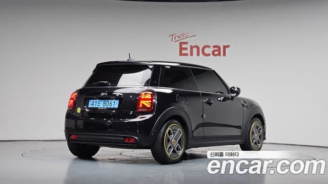 Mini Cooper Electric 2023 — ფოტო 26/30