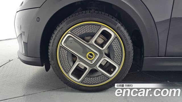 Mini Cooper Electric 2023 — ფოტო 15/30