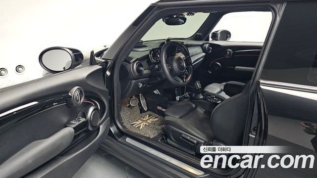 Mini Cooper Electric 2023 — ფოტო 24/30