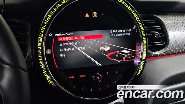 Mini Cooper Electric 2023 — ფოტო 18/30
