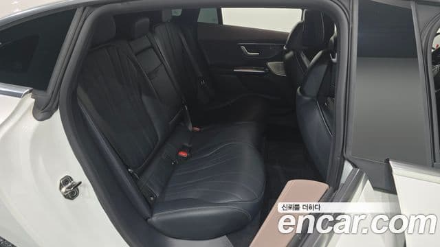 Mercedes-Benz EQE 2022 — ფოტო 26/34