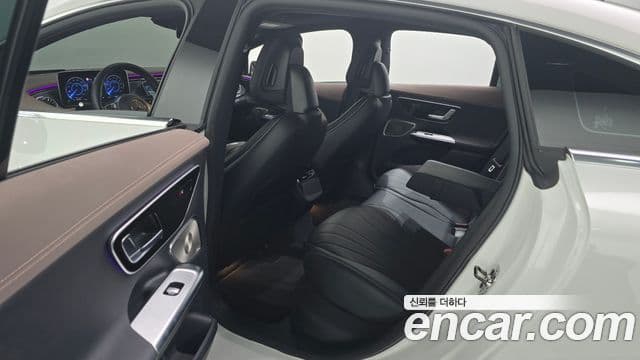Mercedes-Benz EQE 2022 — ფოტო 18/34