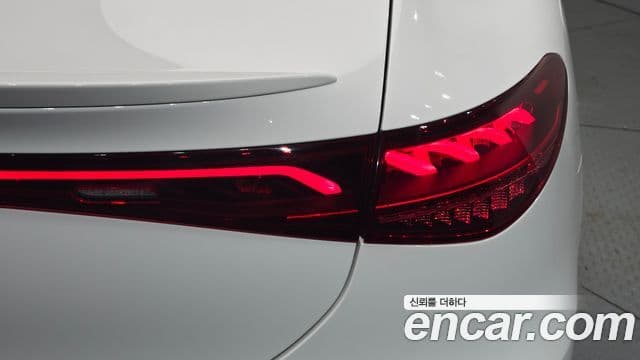 Mercedes-Benz EQE 2022 — ფოტო 20/34