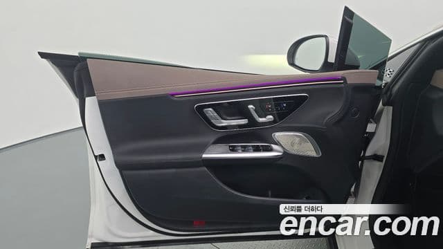 Mercedes-Benz EQE 2022 — ფოტო 23/34