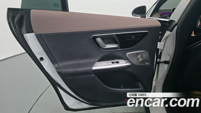 Mercedes-Benz EQE 2022 — ფოტო 29/34