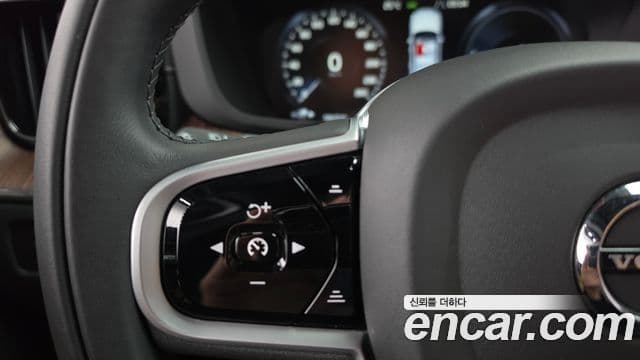 Volvo XC60 2021 — Photo 15/36