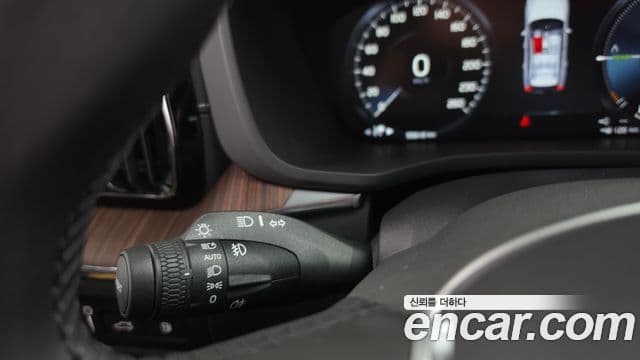 Volvo XC60 2021 — Photo 21/36