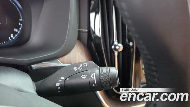 Volvo XC60 2021 — Photo 8/36