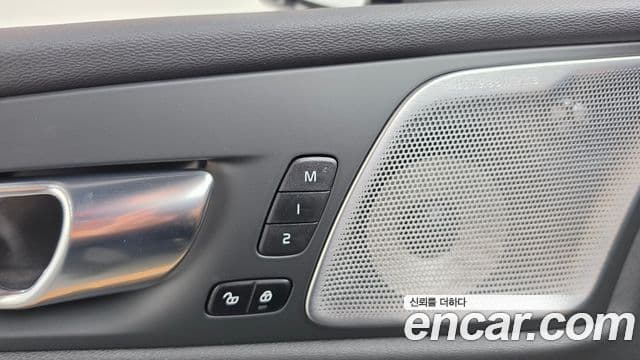 Volvo XC60 2021 — Photo 35/36