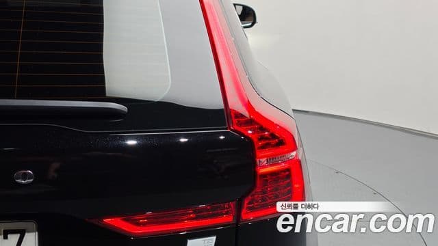Volvo XC60 2021 — Photo 17/36