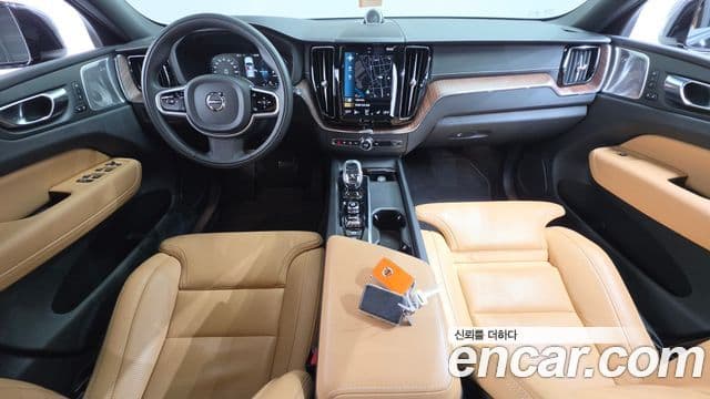 Volvo XC60 2021 — Photo 16/36