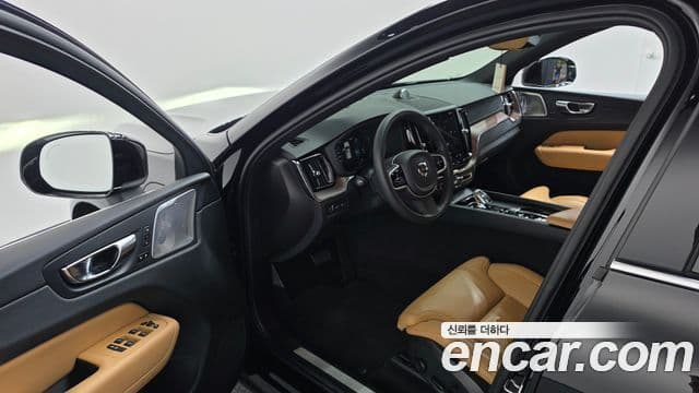 Volvo XC60 2021 — Photo 13/36