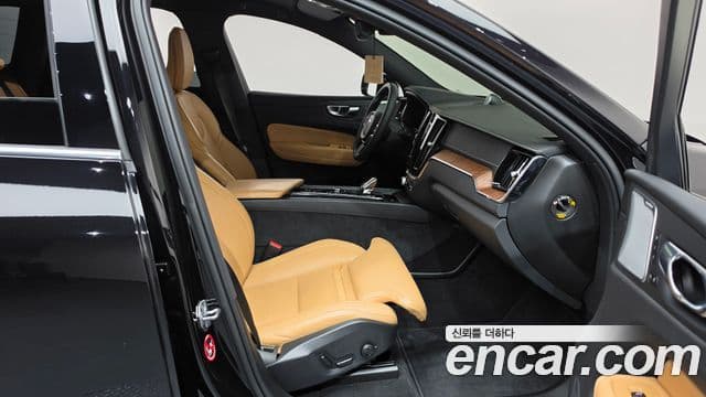 Volvo XC60 2021 — Photo 6/36