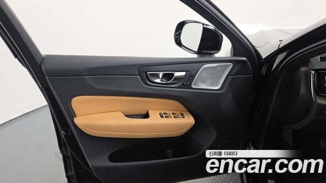 Volvo XC60 2021 — Photo 33/36