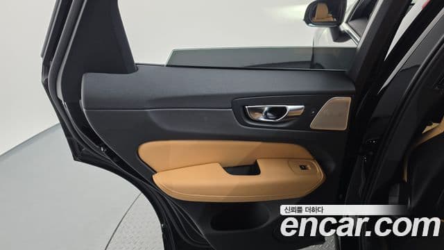 Volvo XC60 2021 — Photo 9/36