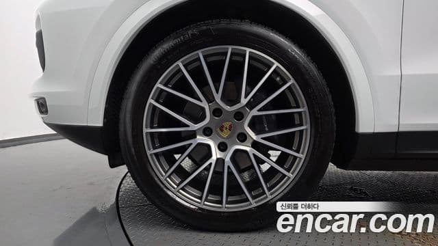 Porsche Cayenne 2023 — Photo 26/39