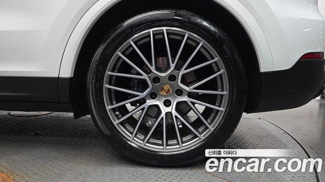 Porsche Cayenne 2023 — Photo 7/39