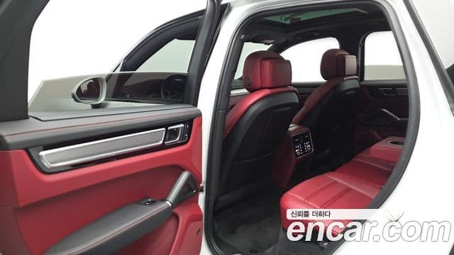 Porsche Cayenne 2023 — Photo 2/39