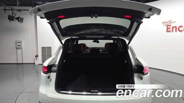 Porsche Cayenne 2023 — Photo 21/39