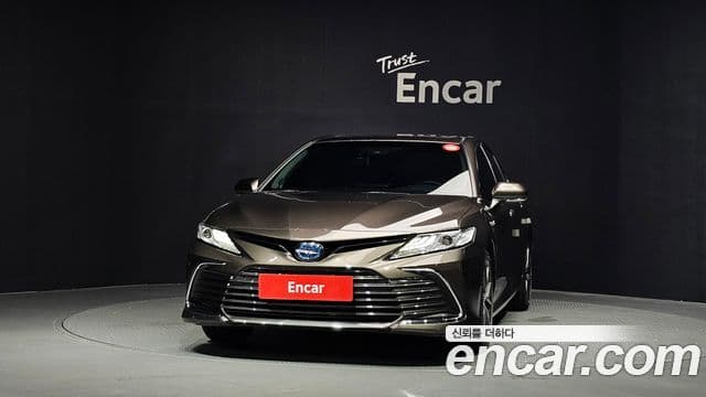 Toyota Camry 2023 — Şəkil 28/32
