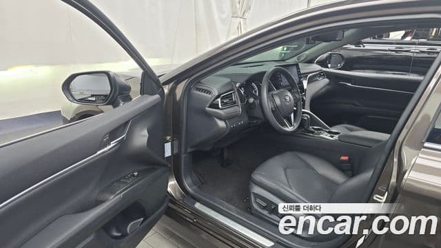 Toyota Camry 2023 — Şəkil 17/32