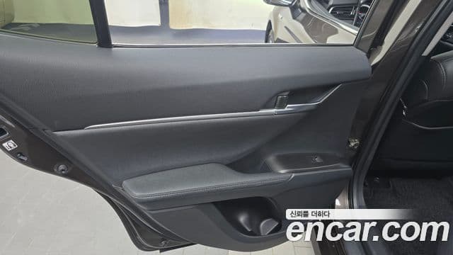 Toyota Camry 2023 — Şəkil 18/32