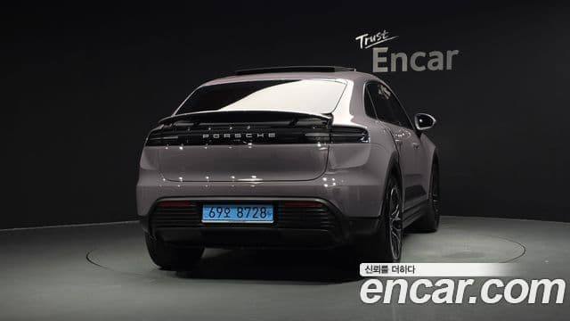 Porsche Macan EV 2025 — Şəkil 17/20