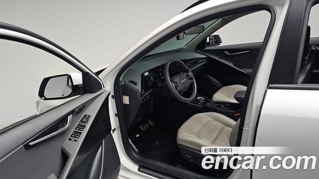 Kia Niro 2022 — Фото 10/20