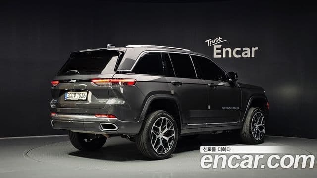 Jeep Grand Cherokee 2023 — ფოტო 5/36