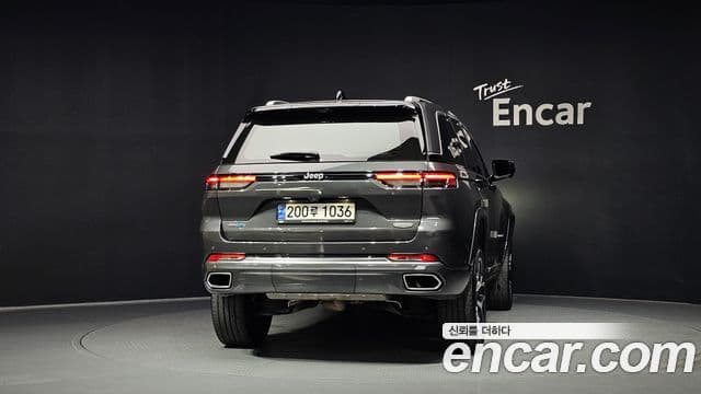 Jeep Grand Cherokee 2023 — ფოტო 35/36
