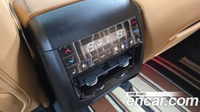 Jeep Grand Cherokee 2023 — ფოტო 22/36