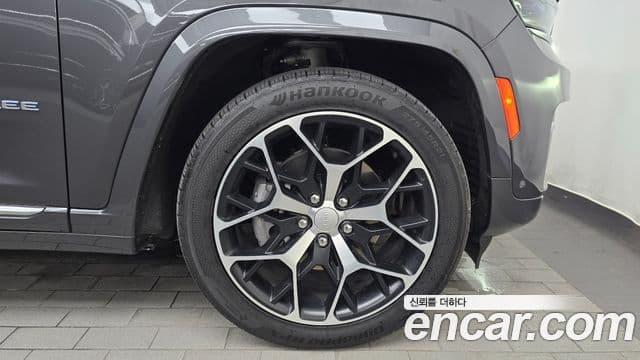 Jeep Grand Cherokee 2023 — ფოტო 34/36