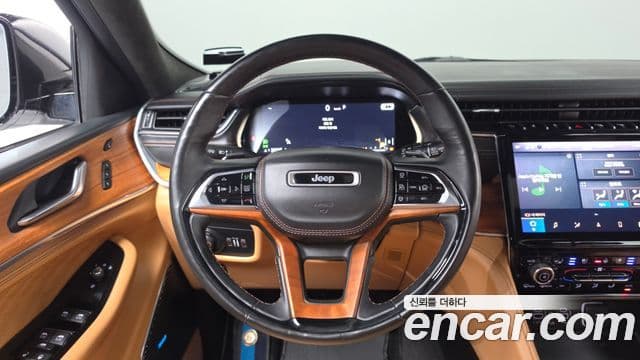 Jeep Grand Cherokee 2021 — Photo 19/20
