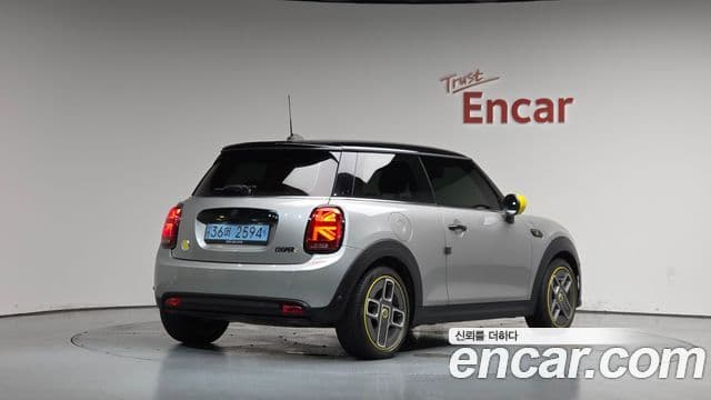 Mini Cooper Electric 2023 — ფოტო 26/32