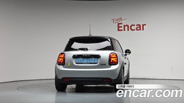 Mini Cooper Electric 2023 — ფოტო 18/32