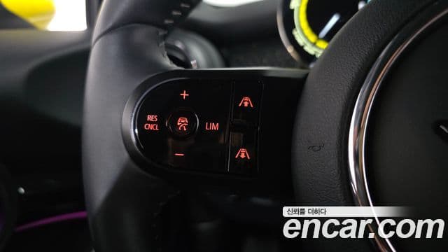Mini Cooper Electric 2023 — ფოტო 30/32