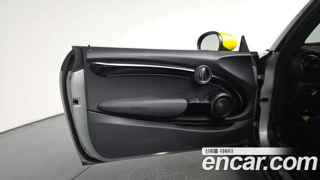 Mini Cooper Electric 2023 — ფოტო 17/32