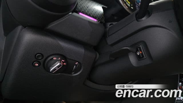 Mini Cooper Electric 2023 — ფოტო 29/32