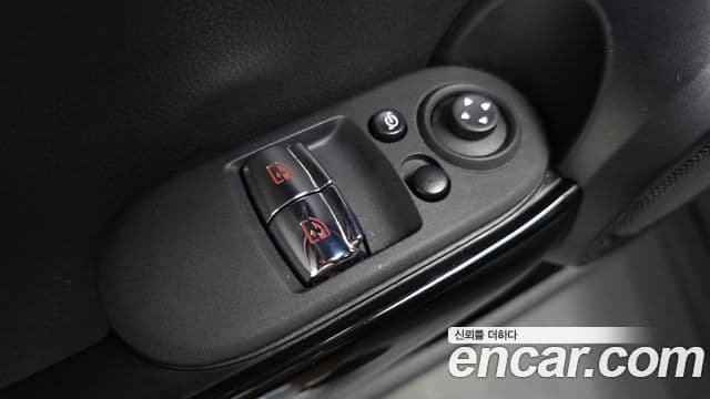 Mini Cooper Electric 2023 — ფოტო 25/32
