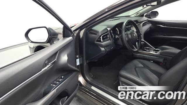 Toyota Camry 2019 — Şəkil 17/32