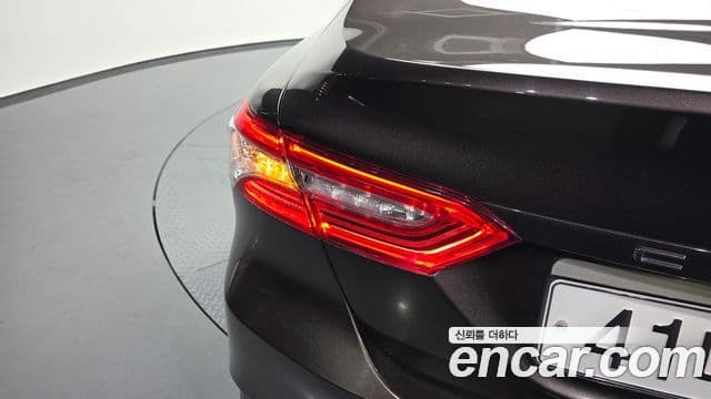 Toyota Camry 2019 — Şəkil 13/32