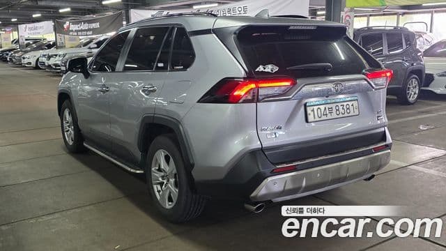 Toyota RAV4 2019 — Фото 2/17
